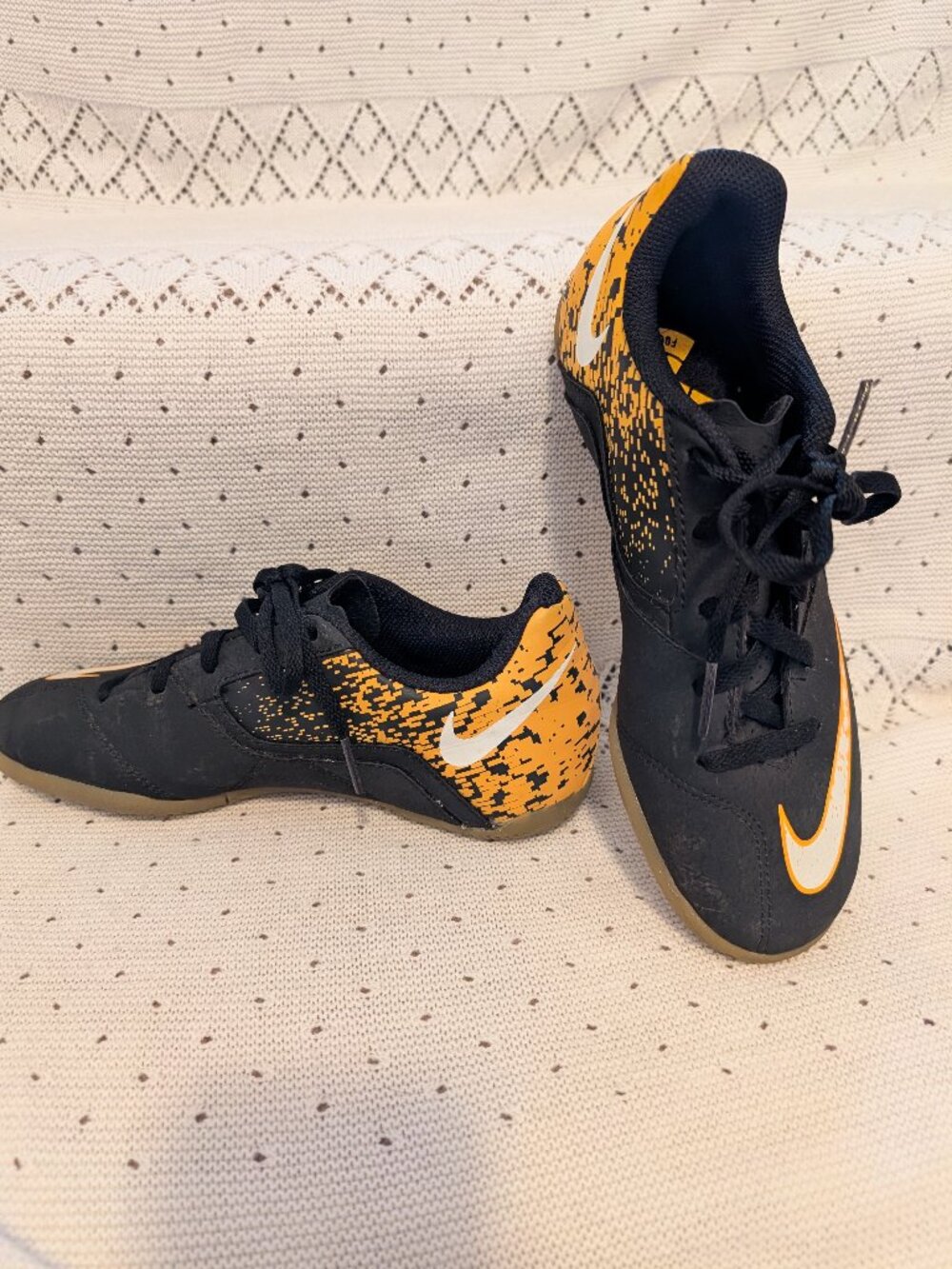 Nike Bombax IC 826487 002 indoor soccer Shoes Black Yellow Boys Youth Size 3.5Y